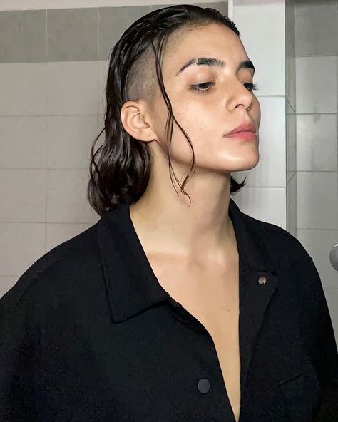 Sarah D’Angelo on Instagram: “Uwu” Masc Long Hair Women, Aesthetic Long Hair, Masc Lesbian, Fine People, Gender Fluid Fashion, Short Hair Tomboy, Punk Nails, Hairstyle Inspo, Hair Flip