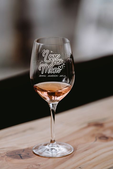 Mom Wine Glass, Present Design, Gifts For Moms, Wine Mom, Personalized Wine Glass, Mothers Day Presents, Love You Mom, Personalized Wine, Glass Gifts