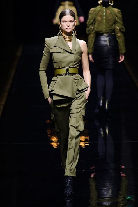 Pin for Later: The 10 Things You'll Be Wearing All Fall All-in-One Balmain Military Inspired Fashion, Army Look, Military Looks, London Fashion Weeks, Moda Paris, Army Fashion, Balmain Paris, Safari Jacket, Looks Street Style