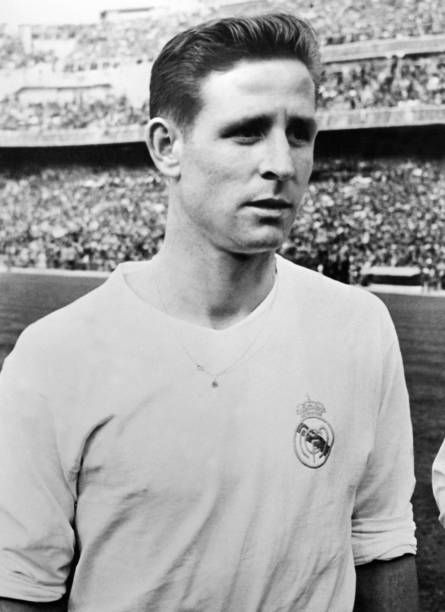 Raymond Kopa of Real Madrid in 1957. Raymond Kopa, The Beautiful Game, Football Players, The 1950s, Real Madrid, Madrid, The Way, Football, France