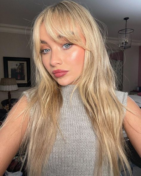 Sabrina Carpenter Style, Celebrity Singers, Long Bangs, Curtain Bangs, Sabrina Carpenter, Selena Gomez, Hair Goals, New Hair, Cute Hairstyles