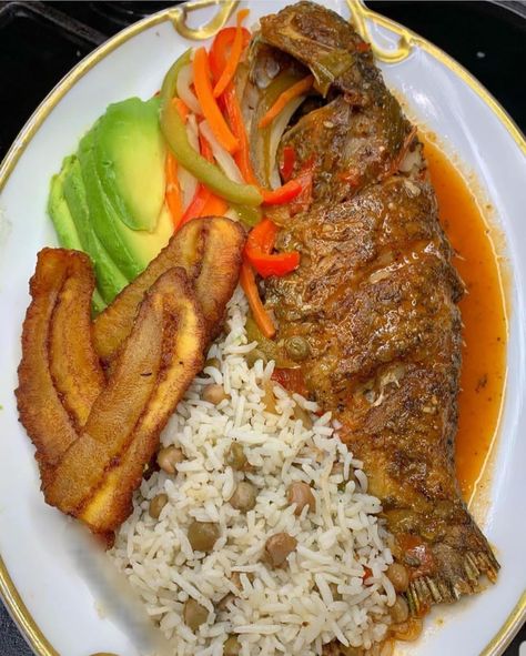 Healthy Breakfast Menu, Whole Fish Recipes, Rice Peas, Steamed Veggies, Parrot Fish, Africa Food, African Cooking, Steam Veggies, Haitian Food Recipes