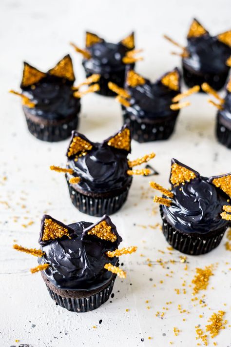 Black Cat Cupcakes Black Cat Cupcakes, Halloween Party Food Ideas, Spooky Halloween Desserts, Pizza Dessert, Dessert Halloween, Halloween Party Food, Cat Cupcakes, Peanut Butter Candy, Party Food Ideas