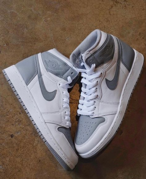 Jordan 1 Stealth, Grey Jordans, White Shoes Men, Jordan Shoes Retro, Nike Air Shoes, Jordan 1 High Og, Colour Blocking, Air Jordan 1 Retro High Og, Air Jordan 1 Retro High