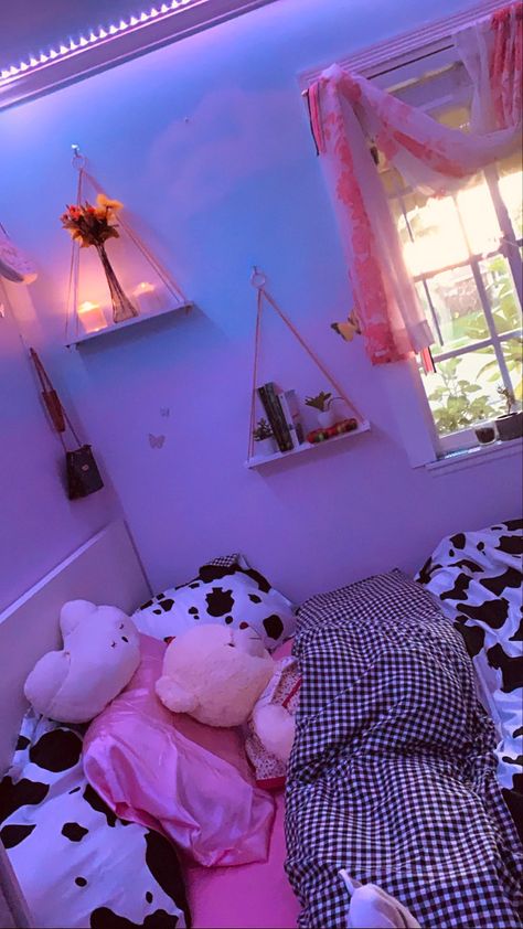 Pink And Cow Print Bedroom, Pink Cow Bedroom, Pink Cow Room, Living Room Cozy Modern, Cow Print Bedroom, Hanging Wall Shelves, Plants And Books, Modern Design Ideas, Living Room Cozy