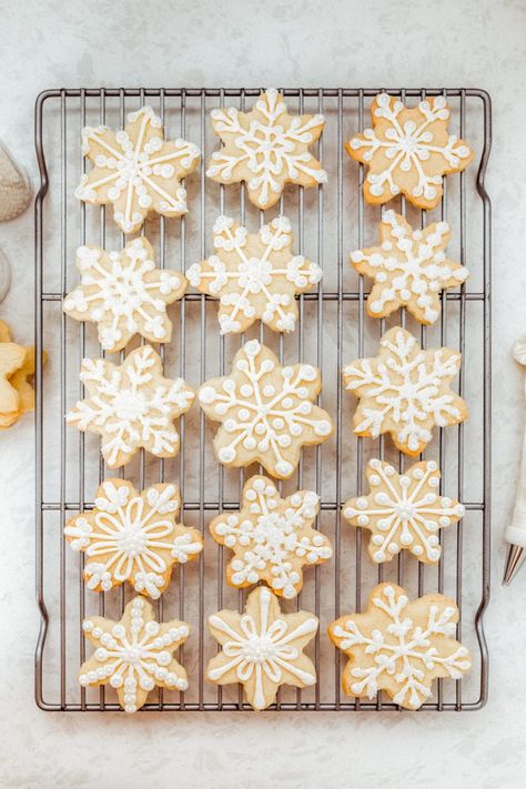 Sugar Cookie Snowflakes, Snowflake Sugar Cookies Royal Icing, Snowflake Cookies Decorating, Holiday Dessert Ideas, Snowflake Christmas Cookies, Betty Crocker Sugar Cookies, Sugar Cookies From Scratch, Snowflake Sugar Cookies, Snowflake Sugar