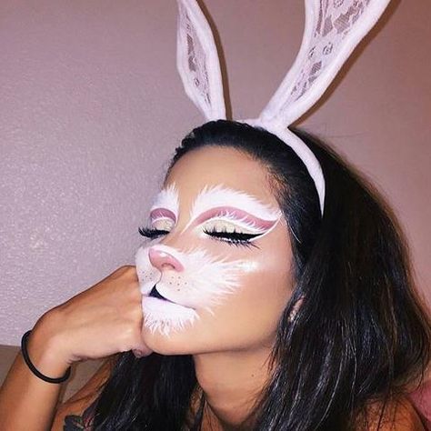 Rabbit out of the magic hat Halloween Makeup White Rabbit Makeup, Alice In Wonderland Makeup, Wonderland Makeup, Bunny Makeup, Make Up Diy, Rabbit Halloween, Fantasy Make-up, Halloweenský Makeup, Halloween Make-up Looks