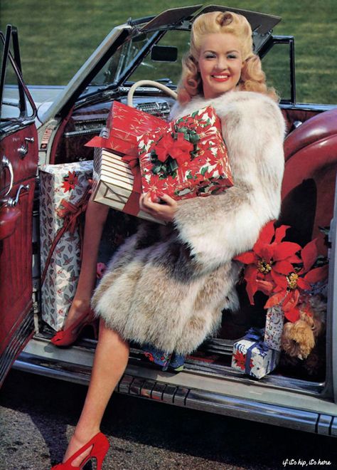 40 Vintage Hollywood Colorful Christmas Celebrity Photos | if it's hip, it's here Vintage Christmas Photos, Betty Grable, Gold Fox, Jayne Mansfield, Hollywood Glam, Elizabeth Taylor, Vintage Lingerie, Vintage Hollywood, Classic Beauty