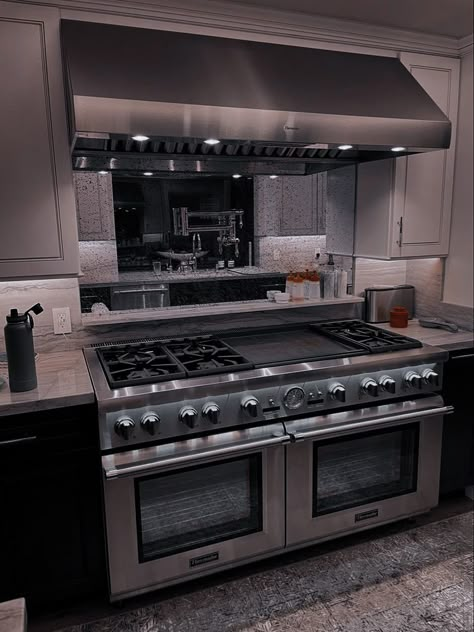 Industrial Stove In Kitchen, Kitching Ideas, Chefs Kitchen Design, Luxury Houses Kitchen, Gourmet Kitchen Design, Furniture Aesthetic, Kitchen Island Lighting Modern, Electric Stoves, Modern Kitchen Appliances