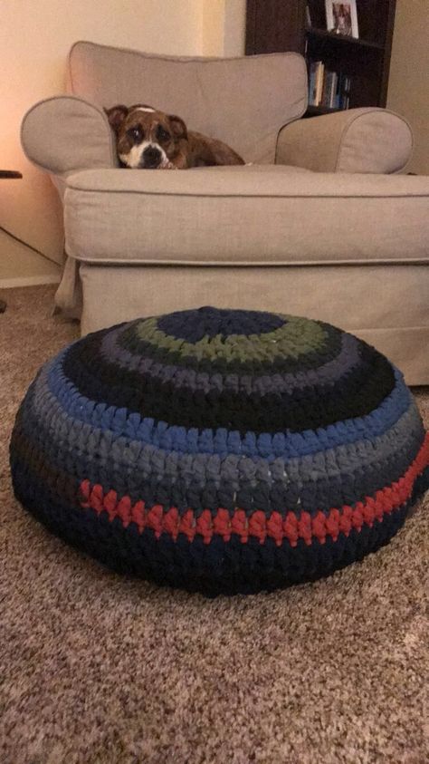 Very easy! Crochet floor poof ottoman pattern *beginner* Crochet Pouf Pattern Free, Crochet Ottoman, Crochet Pouf Pattern, Diy Footstool, Ottoman Pattern, Very Easy Crochet, Crochet Pouf, Diy Ottoman, T Shirt Yarn