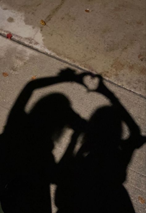 shadow silhouette photo Profile Picture Shadow, Friendship Photo Ideas, Bestie Shadow Pics, Best Friend Shadow Aesthetic, Best Friends Aesthetic Shadow, Bff Shadow Pictures Aesthetic, Helios Art, Alt Wallpapers, Wallpaper Shadow