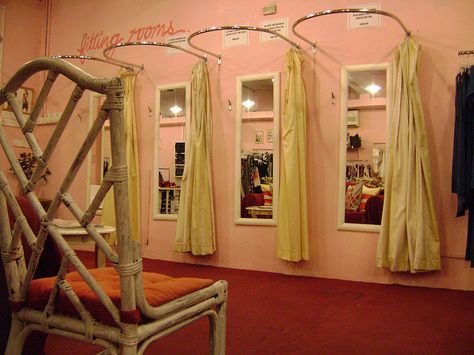 Idea for fitting rooms Bedroom Design Ideas For Women, Lularoe Room, Boutique Dressing Room, Fitting Rooms, Boutique Inspiration, Boutique Display, Boutique Decor, Fitting Room, Bedroom Design Ideas