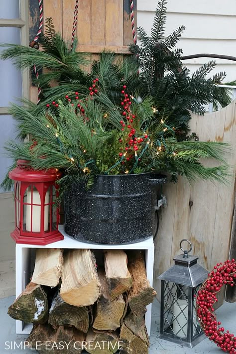 Outdoor Christmas Diy, Christmas Garden Decorations, Outside Christmas Decorations, Country Christmas Decorations, Christmas Front Porch, Christmas Front Doors, Christmas Porch Decor, Christmas Garden, Christmas Porch