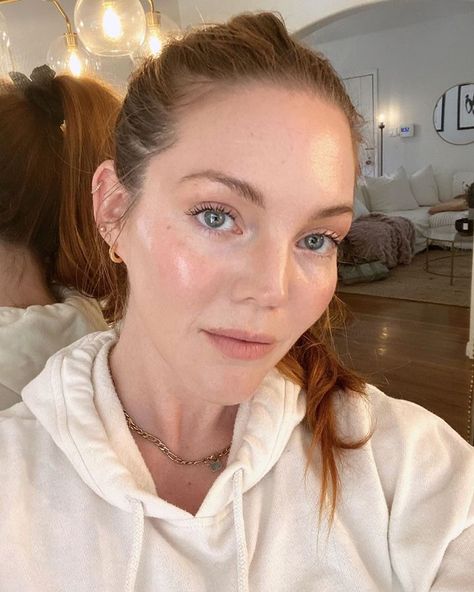 best glowy foundations Glowy Foundations, Best Glowy Foundation, Glowy Skin Makeup, Glowing Skin Makeup, Sheer Foundation, Dewy Foundation, Dewy Makeup Look, Fair Skin Makeup, Luminous Foundation