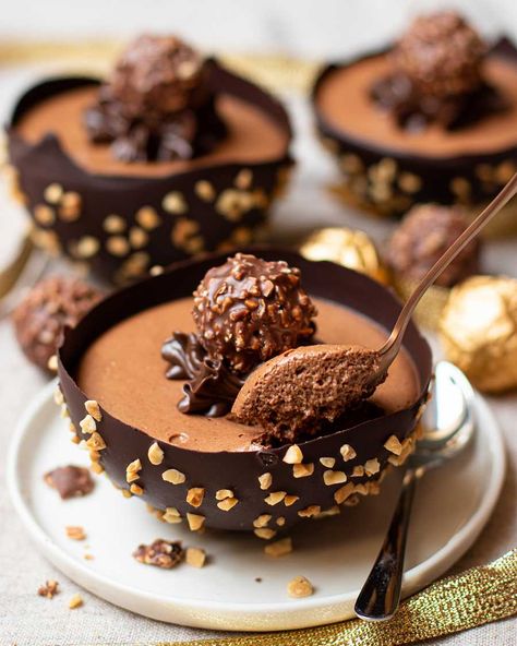 Mousse estilo Ferrero de chocolate y avellanas de Petit Fit Fancy Chocolate Mousse Desserts, Desserts With Chocolate Mousse, Chocolate Mousse Entremet, Fancy Desserts Restaurant, Mini Dessert Cups Ideas, Dessert Decoration Ideas, Mini Dessert Board, Elegant Chocolate Desserts, Thanksgiving Entremet