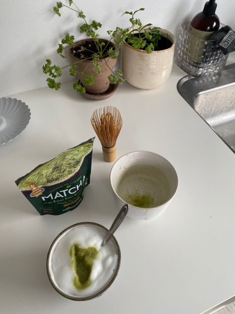 Cassie Core, Food Aestethic, Matcha Morning, Year Reset, Wellness Rituals, Matcha Girl, Green Drink, Green Matcha, Green Cat