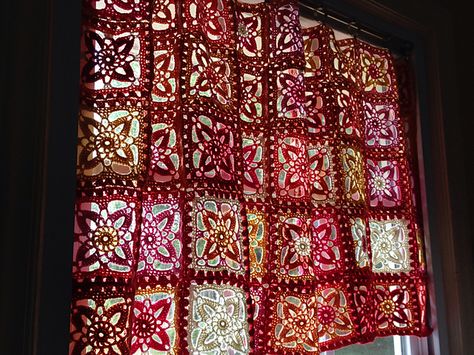 A Stylish Square That will Upgrade Your Home Decor Choices Valance Patterns, Crochet Curtain Pattern, Confection Au Crochet, Crochet Curtains, Crochet Kitchen, Crochet Decoration, Crochet Home Decor, Crochet For Home, Curtain Patterns