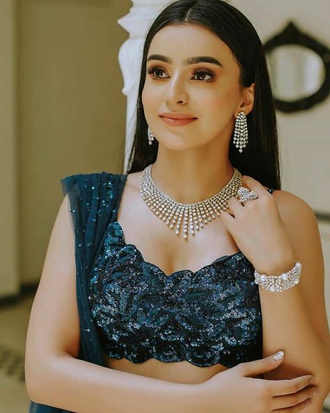 A Complete Range Of Exquisite Jewelleries From Head To Toe For Intimate Wedding! | Weddingplz Ankita Sharma, Engagement Look, Engagement Necklaces, Diamond Necklace Designs, Bridal Diamond Jewellery, Trending Necklaces, Diamond Jewelry Necklace, Diamond Jewelry Designs, Women Diamond