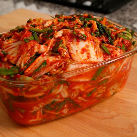 Traditional Kimchi Recipe, Vegan Kimchi Recipe, Vegetarian Kimchi, Maangchi Recipes, Vegan Kimchi, Kimchi Recipe, Clam Recipes, Korean Recipes, Recipe Roundup