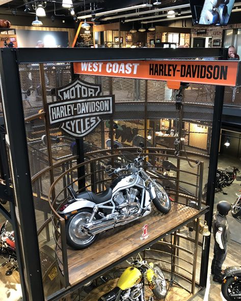 Harley Davidson Interior Design, Motorcycle Shop Design, Motorcycle Showroom Interior, Motorcycle Showroom Design, Bike Showroom, Loft Garage, Harley Davidson Store, Store Plan, Man Garage