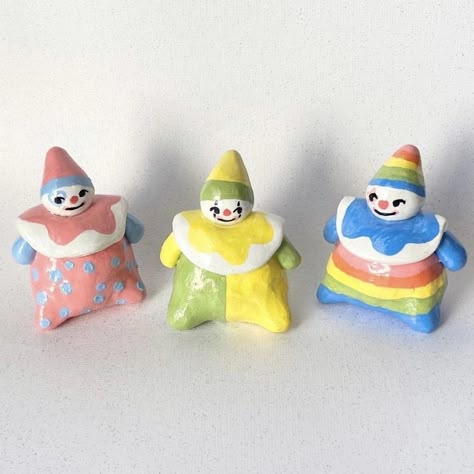 Clowncore Doodles, Clown Sculpture Clay, Pop Art Clay Projects, Weird Clay Ideas, Clown Pottery, Clown Ceramics, Clay Figurine Ideas, Cute Clown Art, Clay Clown