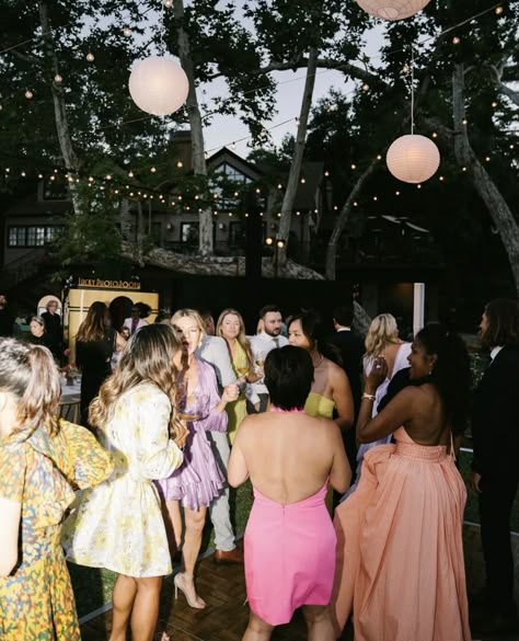 Real Backyard Wedding, Outside Wedding Party, Wedding Guest Photography, Garden Party Wedding Attire, Backyard Wedding Attire, Wedding Guest Photos, Garden Cocktail Party, Colorful Beach Wedding, Garden Formal