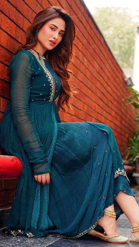 Mahira Sharma Wallpaper Mahira Sharma, Best Couple Pictures, Pakistan Dress, Beautiful Muslim Women, Muslim Women, Desi Beauty, Blonde Girl, Creative Fashion, Couple Pictures