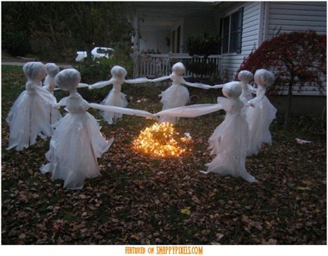 Scary Halloween Decoration Ideas For Outside (34 Yard Pics) - http://www.snappypixels.com/diy-ideas/scary-halloween-decoration-ideas-outside-34-yard-pics/ - #Halloween, #HalloweenDecorations, #ScaryDecorations Halloween Lawn Ghosts, Lawn Ghosts, How To Make Ghosts, Dekorasi Halloween, Halloween Lawn, Halloween Diy Outdoor, Hallowen Ideas, Halloween Ghost Decorations, Halloween Decorations Diy Outdoor