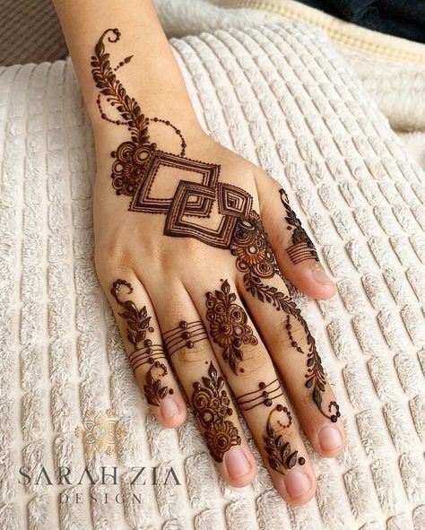 Designs Mehndi, Tato Henna, Finger Henna Designs, Henna Tattoo Designs Hand, Henna Art Designs, Latest Henna Designs, Very Simple Mehndi Designs, Simple Mehndi Designs Fingers, Modern Mehndi Designs