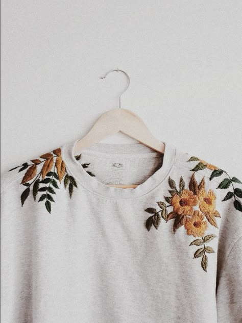 Diy Embroidery Shirt, Clothes Embroidery Diy, Clothes Embroidery, Embroidery Tshirt, Embroidery Diy, Handmade Embroidery Designs, Pola Sulam, Hand Embroidery Projects, Creative Embroidery