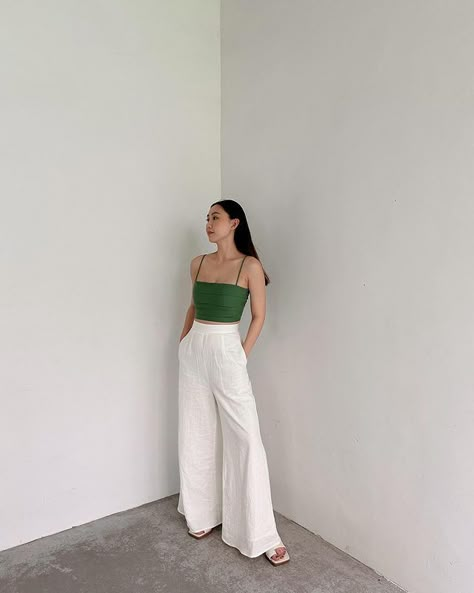 White Palazzo Pants Outfit, Tita Fits, Wardrobe Reset, Bali Outfits, Corduroy Outfit, Palazzo Pants Outfit, White Palazzo Pants, Ootd Idea, Casual Brunch Outfit