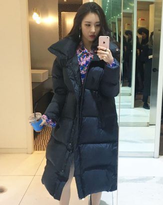 This winter coat trend is taking South Korea’s streetstyle by storm Winter Coat Trends, Korean Winter, Wonder Girls, Korean Fashion Winter, Winter Fur Coats, Coat Trends, Padded Coat, Winter Trends, Korean Celebrities