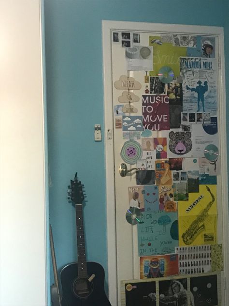 Doors With Posters, Door Ideas Bedroom Aesthetic, Decorate Door Bedroom, Dorm Door Aesthetic, Door Collage Bedroom, Door Art Ideas Bedroom, Closet Door Decoration Ideas Aesthetic, Grunge Door Decor, Posters On Closet Door