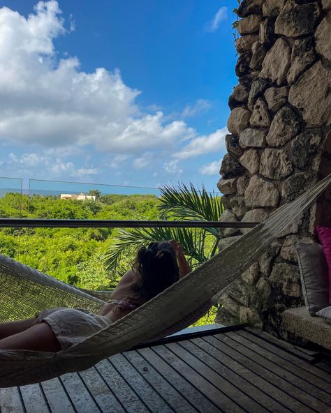 Laying in a hammock beach mexico bikini pic Hammock Instagram Pictures, Hammock Photoshoot, Hammock Pictures, Hammock Aesthetic, Hammock Photos, Vacay Pics, Hammock Beach, Beach Photo Inspiration, Beach Hammock