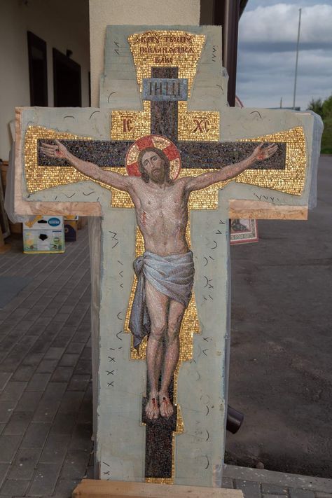 Christian Mosaic, Crucified Jesus, Byzantine Mosaic, Images Of Mary, Jesus Christ Images, Byzantine Icons, Holy Cross, Wooden Cross, Jesus Art