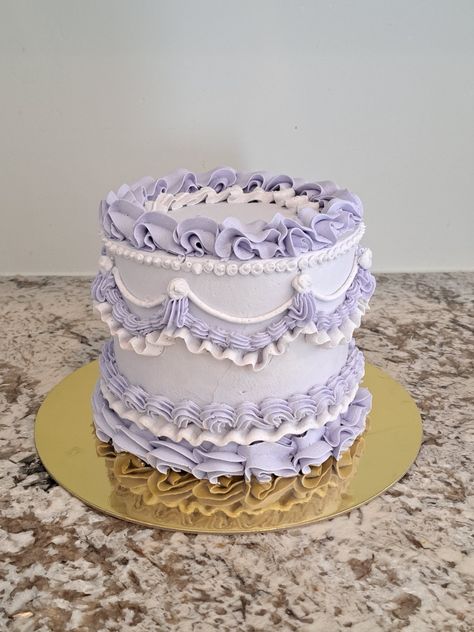 Purple Graduation Cake, Light Purple Cake, Purple Cake Aesthetic, Purple Birthday Cakes, Purple Vintage Cake, Lavender Birthday Cake, Bridgerton Cake, Lsu Graduation, 19th Birthday Cakes