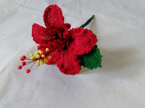 Ravelry: Chevron Red Hibiscus by Leticia Lebron Hibiscus Crochet, Hibiscus Garden, Hibiscus Pattern, Purple Hibiscus, Crochet Fairy, Red Hibiscus, Crochet Design Pattern, Hybrid Tea Roses, Crochet Decoration