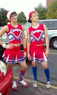 Goes to show men really can wear mini skirts and look better than in men's shorts! Male Cheerleader Uniform, Male Cheerleaders, Skirts Men, Boys In Crop Tops, Boys In Skirts, Guys In Skirts, Cheerleader Outfit, Men Wearing Skirts, 90s Clothes