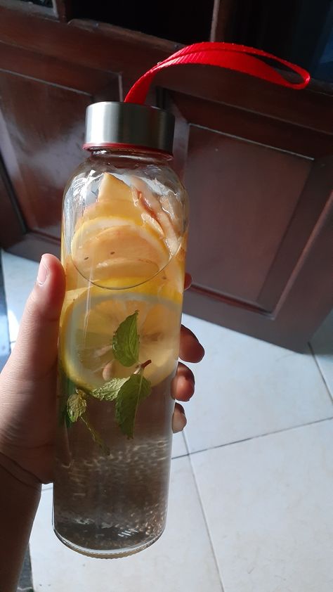 Day1 buah Ini aq pake ✔ Lemon ✔ Apel ✔ Chiaseed ✔ Daun mint  Jadi...aku itu mau, akan nyoba infused water 7 hari detox. Yang aturan, rule nya adalah: Day1 buah Day2 sayur Day3 rimpang Day4 mix Day5 buah lagi Day6 sayur lagi Day7 rimpang lagi  #detox #infusedwater #airnano Daun Mint, Fruit Infused, Infused Water, Voss Bottle, Plastic Water Bottle, Mason Jars, Lemon, Water Bottle, Mint