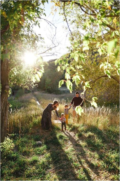 Large Family Photography, Cute Family Photos, Fall Family Portraits, Family Portrait Poses, Family Nature, Outdoor Family Photos, Family Picture Poses, Photography Poses Family, Career Inspiration