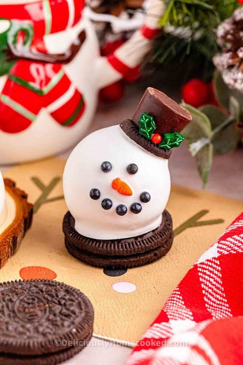 Snowman Oreo balls Snowman Oreo Balls, Oreo Balls Christmas, Christmas Sweet Recipes, Snowman Recipes, Snowman Cake Pops, Holiday Dessert Table, Snowman Treats, Oreo Cookie Balls, Cookie Balls