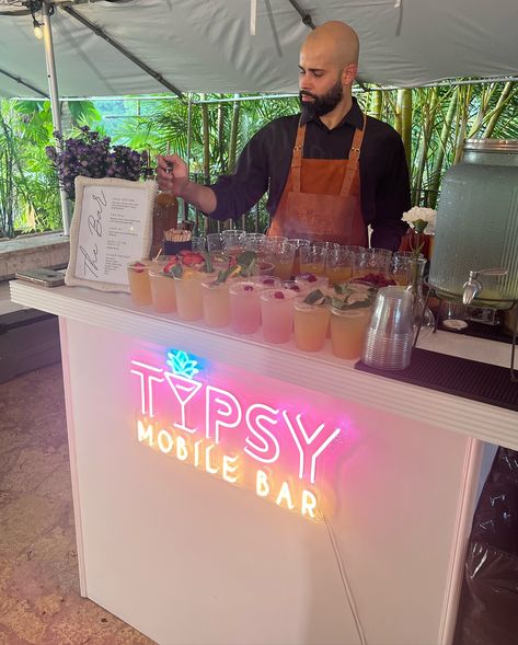 🚨 NEW BAR ALERT 🚨 Nuestra elegante y sofisticada barra ya está disponible como parte de nuestro catálogo de opciones para tu evento. Contáctanos 787.368.0007 Tipsymobilebar.com #tipsymobilebar #tipsymobilebarpr #puertorico #destinationwedding #destinationweddingpuertorico #privateevent #mobilebar #mobilebartender #bartender #eventplanner #bartending #eventbartending #smallbusiness #mobilebartending #bartendingservice #bartendingthings #cocktailporn #cocktailoftheday #cocktailgram #weddingb... Popup Bar Ideas, Bar Rental Ideas, Cute Bar Set Up, Bartender Ideas, Bartender Wedding, Snack Carts, Bartender Set, Mobile Bar Cart, Drink Business