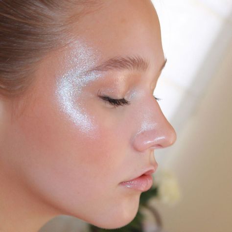 Intense highlight (unedited) Mmm, I wasnt sure if I should post this because its not really a look, or a very simple one if that - Eyes:��… Scandi Shorts, Scandi Pants, Shimmery Eye Makeup, Angelic Makeup, Photographic Makeup, Makeup Tips Eyeshadow, Cherry Girl, Makeup Illustration, Birkenstock Outfit