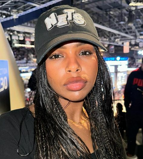 Hat With Box Braids, Braids And Hats, Fitted Caps, Aesthetic Photo, Box Braids, Baseball Cap, Baseball Hats, Braids, Baseball