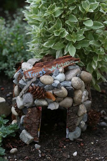 We have tiny frogs in our back patio area...would like to make a home for them with shells and drift wood! Frog Habitat, Toad House, Frog House, Fairy Doors, Fairy Houses, Garden Crafts, Container Plants, Toad, Free Tutorial