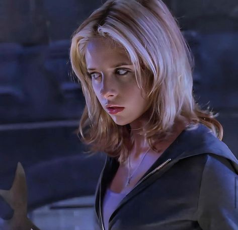 Buffy Season 2 Hair, Buffy The Vampire Slayer Icons, Vampire Haircut, Buffy Summers Hair, Buffy Icons, Buffy Hair, Buffy Tattoo, Vampire Hair, Sarah Michelle Gellar Buffy