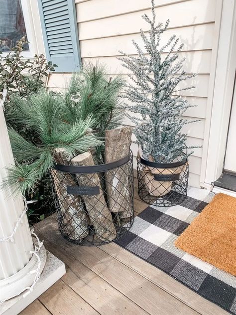 25 Best Winter Porch Decorating Ideas - Outdoor Winter Porch Decor Winter Porch Ideas, Winter Porch Decorations, Winter Front Porch Decor, Winter Porch Decor, Winter Front Porch, Jul Diy, Winter Door Decorations, Rustic Porch, Winter Porch