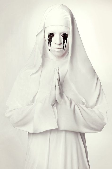 White Nun Halloween, Scary Movie List, Nun Halloween, Horror Ideas, Halloween Movies List, American Horror Stories, Halloween Make-up Looks, Halloween Contact Lenses, Movie Tattoos