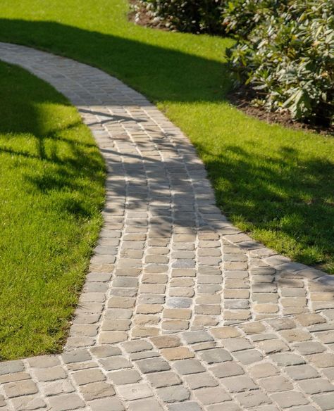 Carterre on Instagram: “Besides the beautiful appearance of pathways paved with cobblestones they are very resilient and durable 👏 They withstand external pressure…” Backyard Entertaining Area, Cobblestone Patio, Cobblestone Paving, Cobblestone Walkway, Front Path, Concrete Walkway, Pathway Landscaping, Front Walkway, Driveway Design