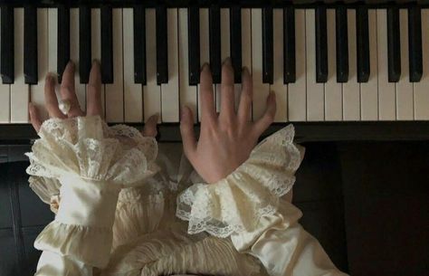 Ciel Black Butler, Era Victoria, Playing The Piano, Interview With The Vampire, Takashi Murakami, Dark Academia Aesthetic, Music Aesthetic, Academia Aesthetic, Light Academia